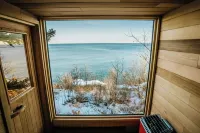 BRAND NEW Lakefront Tiny Home w/ Treehouse Sauna - Jarvi Cabin at Stay Boreal