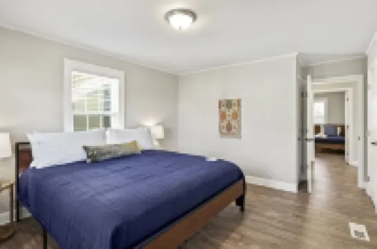 Cozy 2BR Retreat: Pets, Near Arena & Parks