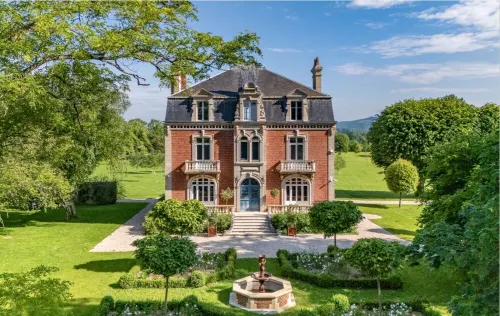 Manor house with tennis court a few minutes from Beuvron sur Auge فنادق في Hotot-en-Auge