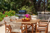 Cottage with garden and sea view Hotels in Asine