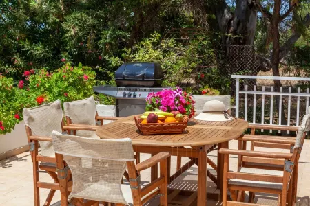 Cottage with garden and sea view Отели в г. Асина