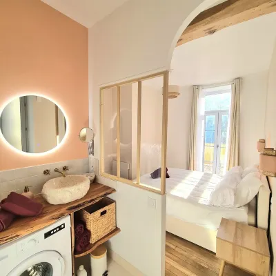 Alba - Appartement en Hyper Centre Avec Terrasse, Parking et Local à Vélos فنادق في Tonnerre