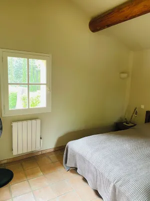 Bastidon in the middle of vineyards near Aix en Provence, silence, relaxation and swimming pool. Hotels in Meyreuil