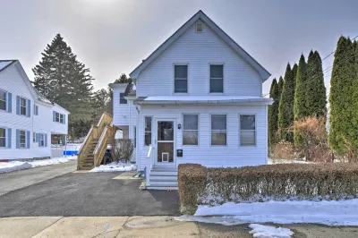Cozy Getaway - 10 Miles to Mount Wachusett Skiing! Отели рядом с достопримечательностью «Commuter Rail Station, Leominster»