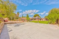 Beautiful Yard, Pool, Spa and Basketball Court - Exquisite Spacious Retreat Hotel di South of The Strip