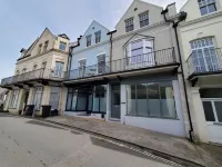 Fabulous large seaside holiday home in North Devon's best village! Hotel in zona Barricane Beach