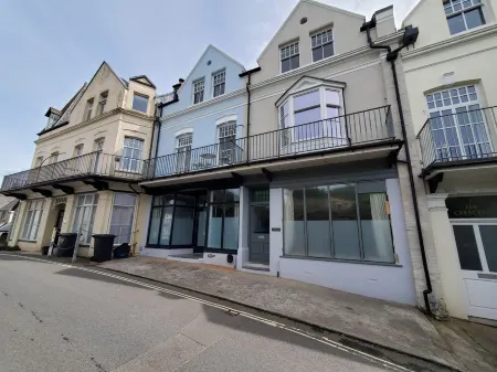 Fabulous large seaside holiday home in North Devon's best village! Отели в г. Вулакомб