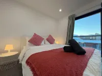Brand new 4 Bedroom retreat close to nature reserve Hotels in Belconnen