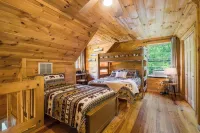 Creekside Cabin Retreat - Hot Tub, Treehouse, Fire Pit, Near Lost River WV