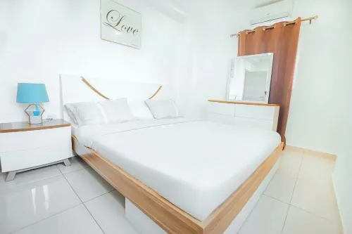 Luxe Apt Near Airport & Mall w/ Rooftop Pool, Gym Studio and Free & Fast Wifi