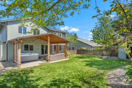 Charming 4-bedroom house with entertainment and hot tub in Troutdale