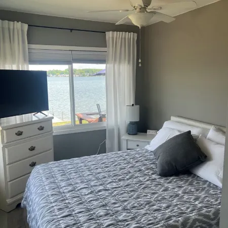Charming 2-bedroom cottage with AC, WiFi on Pleasant Lake