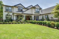 Luxury Modern Vacation House Hotels in Happy Valley