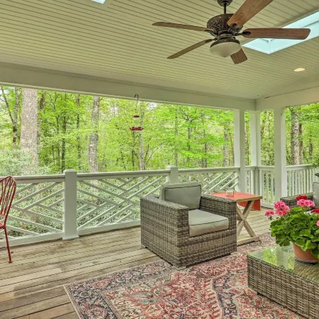 Highlands Cottage w/ Sunroom ~ 1 Mile to Downtown!