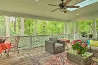 Highlands Cottage w/ Sunroom ~ 1 Mile to Downtown! - Homestays