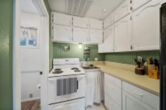 Lakefront Cottage (with pool) on quiet Lake Hudson