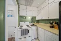 Lakefront Cottage (with pool) on quiet Lake Hudson