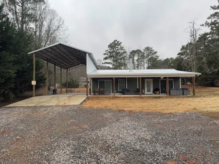 Charming 2-bed 2-bath cabin with views of Lake Guntersville from every room.