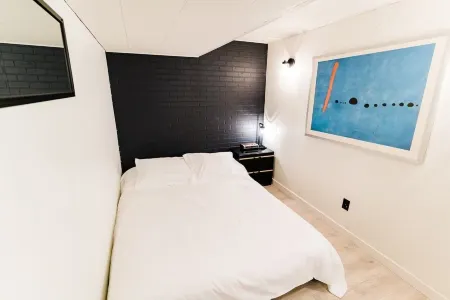 Welcoming 5-bedroom home with spacious deck and yard! Отели рядом с Аэропорт Тандер Бэй