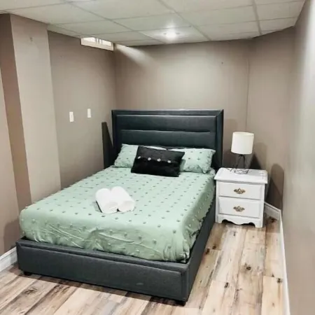 Cozy and sparkling 2 Bedroom Suite Отели в г. Китченер