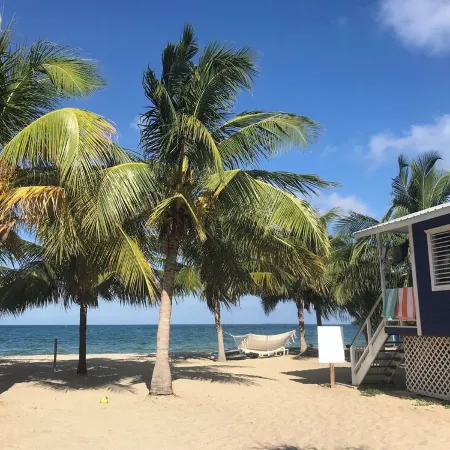 Beach Front Cottage in the heart of Placencia Village