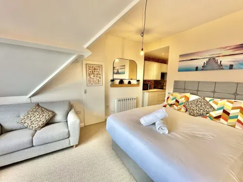 Pier View Retreat - Close to Beach - Sea Views With Parking