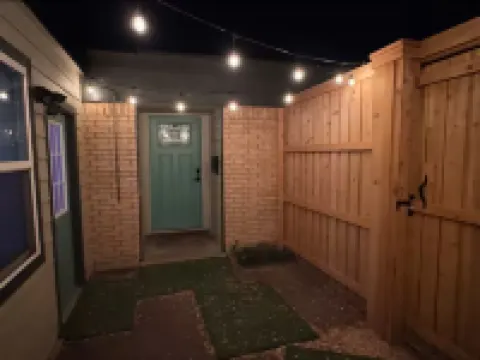 Charming 2-bedroom house with indoor hot tub and spa! Free EV Charger!