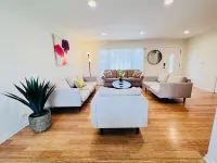 Modern Aesthetic 3br/1.5ba Family Haven w/ Yard 엘크그루브빌리지 호텔