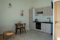 Studio equipped Verde "Au Bout Du Chemin", Domaine de Bournissac, Noves Hotels in Noves