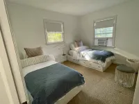 Silver Beach Hideaway: newly updated quiet cozy cottage - 4 min walk to beaches!