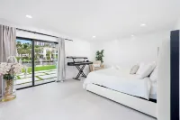 5-bedroom Water Front Villa In Hallandale Beach With Yacht Pick Up In Backyard