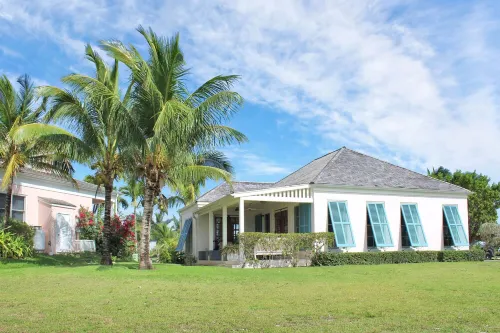 2 Bed 2 Bath Waterfront House located in Schooner Bay, Abaco Hotels in Schooner Bay