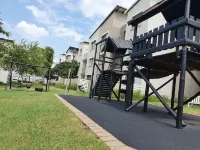 Enchanting apartment with WiFi in vibrant Dainfern, Sandton Hotels in Fourways