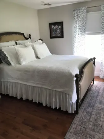 Cozy 2 bedroom Cottage. Steps to Restaurants, Shops and Fire Island Ferry