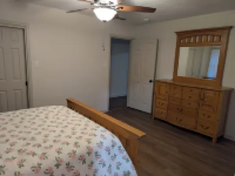 3-bedroom house with WiFi and AC in Lindale close to downtown and I-20 リンデールのホテル