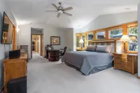 Spacious Sunriver retreat w/hot tub + bikes.  Family + Pet Friendly!