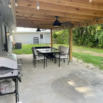 Quiet, cozy 3 bedroom home, across from river, in peaceful Palatka