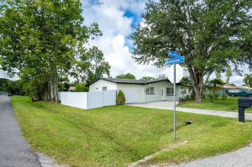 Newly renovated 3BR/2BA home with modern finishes, fast WiFi, central A/C, Hotels in Fort Myers Shores
