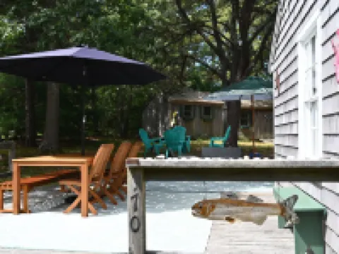 Cape Cottage with 5 beds, large deck, and less than 10 minute walk to the beach! Hotels in Eastham