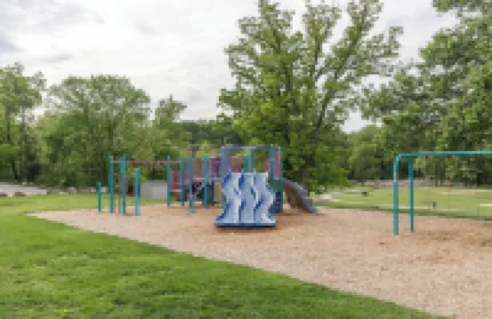 Hilltop Retreat w/ Pool, Games & Sunroom Hotel di Woodlawn