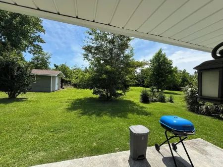 Charming 2-guest house in serene Panama City with WiFi, AC