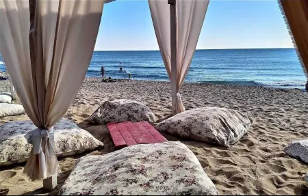 Cozy 2-bedroom apartment in welcoming Nessebur with AC, WiFi Отели рядом с достопримечательностью «Археологический музей города Несебр»