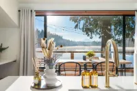 Epic Lake Mt View/Hot Tub/Firepit /KingBed/Kayak/AC Hotels in Maple Heights-Lake Desire