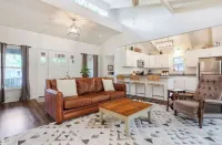 Woodsy Cottage in Downtown