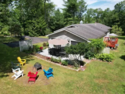 Catskills Getaway: 3BR Retreat w/ Media Room, Near Casino, Bethel Woods & More! 湯普森住宿飯店