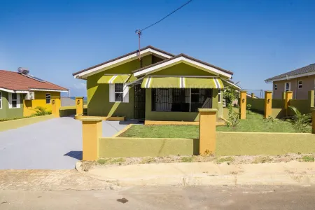 This space is centrally located 5 mins from the beach