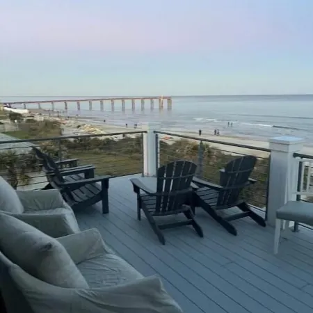 The BEACH HOUSE at the Pier