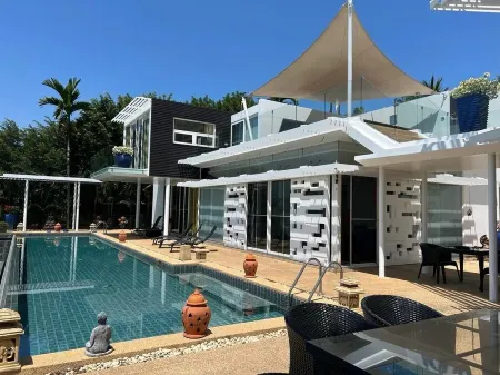 High-quality stay on Bay of Cape Yamu with a panoramic sea view of the Sapan Bay Отели рядом с достопримечательностью «Bang Rong»