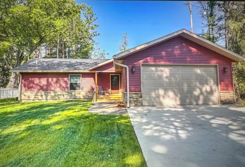 Brand New 3-bedroom cottage with WiFi and AC in enchanting Downtown Eagle River Hotel di Eagle River