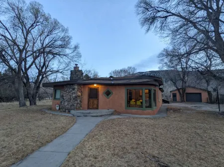 Cozy 3 bedroom house- 20 min to Monarch mountain! - Special for NOV and DEC!!